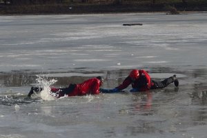 Wspólne pokazy służb na stawie w inowrocławskich Solankach