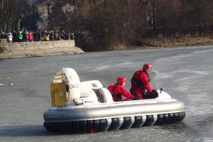 Wspólne pokazy służb na stawie w inowrocławskich Solankach