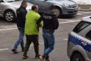 zatrzymany prowadzony przez policjantów