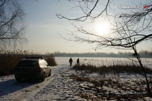 Kontrola zamarzniętego zbiornika wodnego