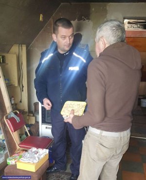 Dzielnicowy zaangażował się w pomoc osobom ubogim i nieporadnym życiowo w okresie zimowym