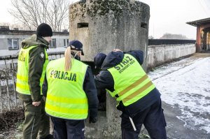 Funkcjonariusze patrolujący perony