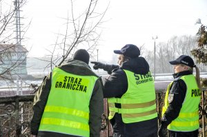 Funkcjonariusze patrolujący perony