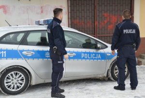 policjanci przed kontrolowanym sklepem