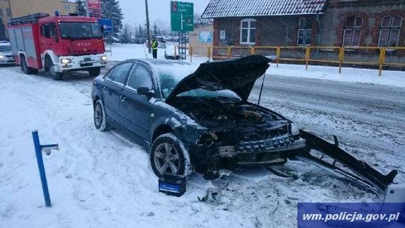 Padający śnieg wymaga wzmożonej ostrożności na drodze.