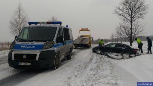 Padający śnieg wymaga wzmożonej ostrożności na drodze.