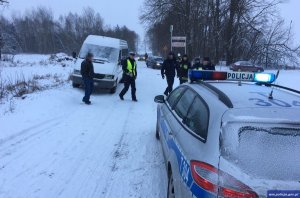 Padający śnieg wymaga wzmożonej ostrożności na drodze.