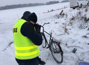 Padający śnieg wymaga wzmożonej ostrożności na drodze.