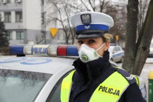 policjantka w maseczce antysmogowej