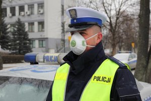 policjant w maseczce antysmogowej