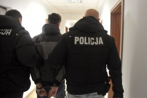 zatrzymany prowadzony przez policjantów