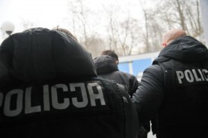 zatrzymany prowadzony przez policjantów