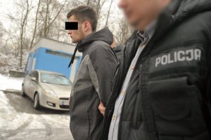 zatrzymany prowadzony przez policjantów