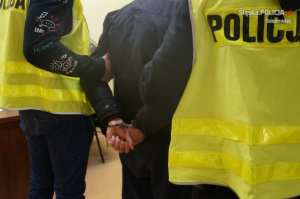 zatrzymany prowadzony przez policjantów