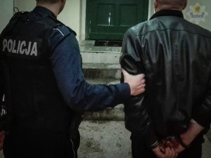 poszukiwany prowadzony przez policjanta