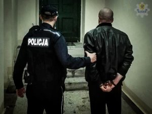 poszukiwany prowadzony przez policjanta