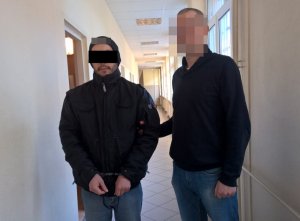 Policjant wykonujący czynności z zatrzymanym