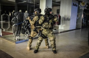 Ćwiczenia policyjnych antyterrorystów w galerii handlowej