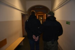 zatrzymany prowadzony przez policjantów