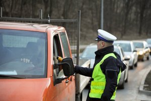 policjant kontrolujący trzeźwość