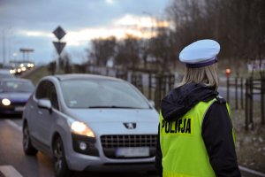 policjantka kontrolująca trzeźwość