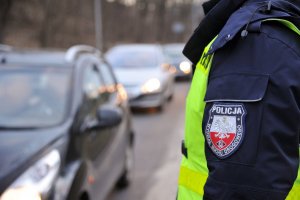 policjant kontrolujący trzeźwość