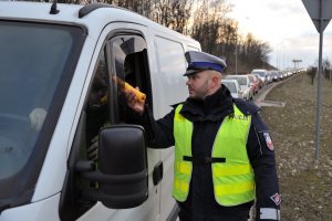 policjant kontrolujący trzeźwość