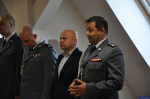 Nowo przyjęci policjanci wypowiadają słowa roty ślubowania