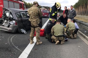 gorzowscy antyterroryści i strażacy udzielają pomocy 79-letniej kobiecie