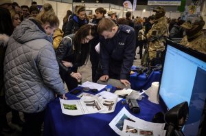 Policja na targach pracy - duże zainteresowanie służbą