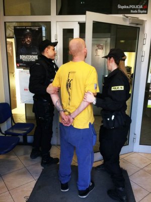 policjanci prowadzą zatrzymanego