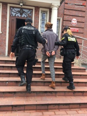 policjanci prowadzą zatrzymanego