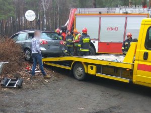 służby wyciągają vw ze stawu