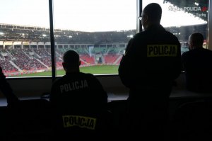 Policjanci podczas obserwacji kibiców na stadionie piłkarskim w Tychach