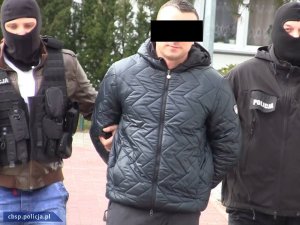 zatrzymany prowadzony przez policjantów