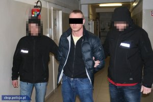 zatrzymany prowadzony przez policjantów