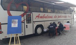 mundurowi Mobilny Punkt Poboru Krwi Regionalnego Centrum Krwiodawstwa i Krwiolecznictwa z Katowic na którym widnieje napis: &quot;SpoKREWnieni służbą&quot;