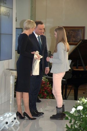 Prezydent wraz z Małżonką przekazaują dyplomy stypendialne 48 dzieciom rannych lub poległych na służbie funkcjonariuszy
