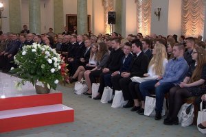 Prezydent wraz z Małżonką przekazaują dyplomy stypendialne 48 dzieciom rannych lub poległych na służbie funkcjonariuszy