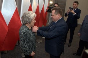 uroczystość odznaczenia Pani marii Czernek Złotym Medalem za Zasługi dla Policji