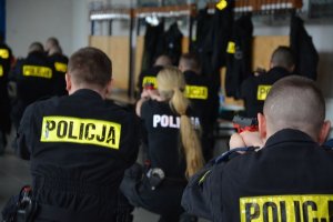 policjanci w trakcie kursu dotyczącego zatrzymania szczególnie niebezpiecznych przestępców