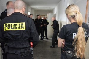 policjanci w trakcie kursu dotyczącego zatrzymania szczególnie niebezpiecznych przestępców