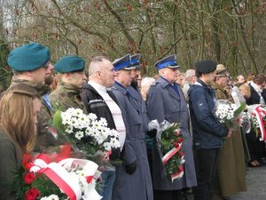 policjanci uczestniczą w uroczystości