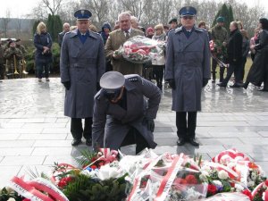 policjanci uczestniczą w uroczystości