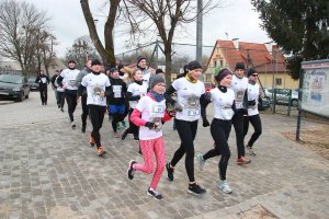 policjanci, pracownicy, studenci oraz kursanci Wyższej Szkoły Policji w Szczytnie w I Mistrzostwach Szczytna w biegu 12 godzinnym