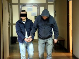 Policjant z zatrzymanym za oszustwa metodą na tzw. policjanta