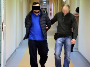 Policjant z zatrzymanym za oszustwa metodą na tzw. policjanta