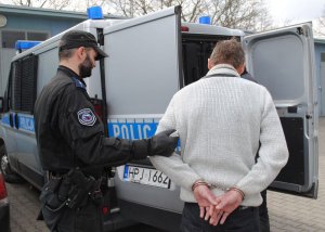 policjanci prowadzą podejrzanego