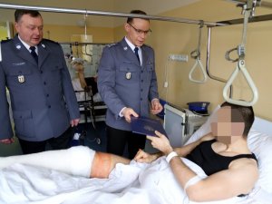 Komendanci z wizytą u rannego policjanta