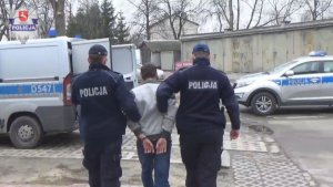 policjanci prowadzą zatrzymanego